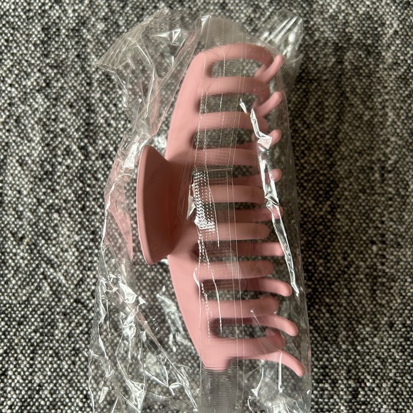 NIP Matte Jumbo Hair Clip - Picture 4 of 5